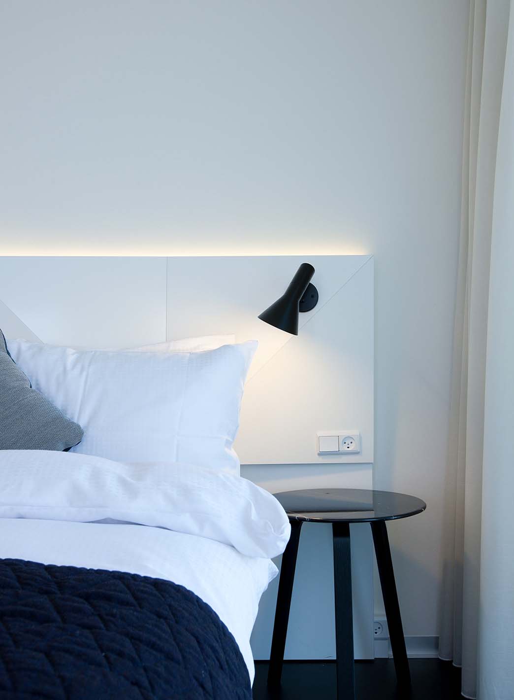 a7cbc1eb60b6ee9aa920a045007302396c30c85e_AJ_vegglampe_Louis_Poulsen_sort_1.jpg