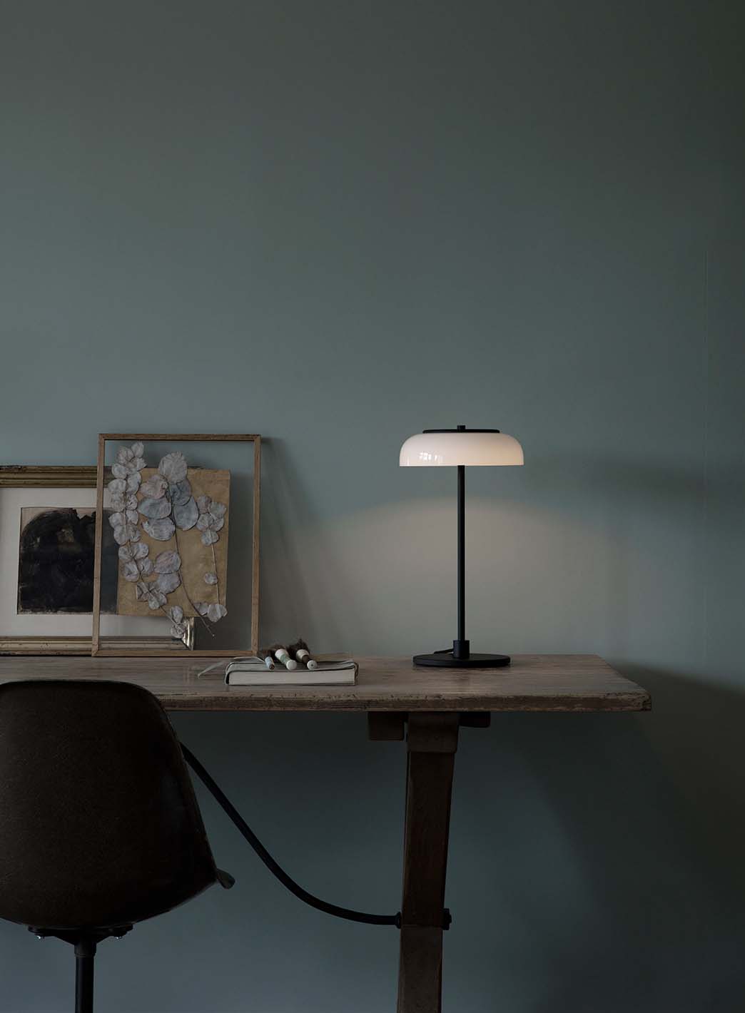 b2b3a3272117e6389a34d3f7ea01fd7f2113bd34_Blossi_bordlampe_sort_opal_11_4.jpg
