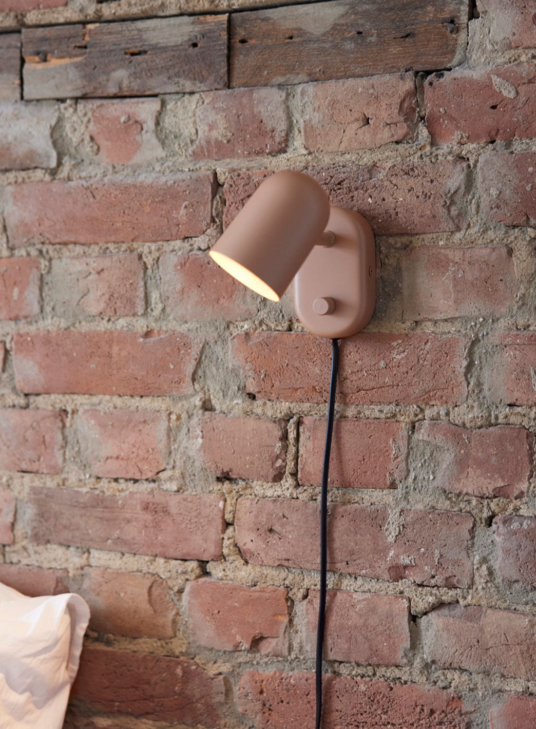 b99b22cbf2915bac4ba665d5e5f25d2b9831da23_buddy_vegglampe_1.jpg
