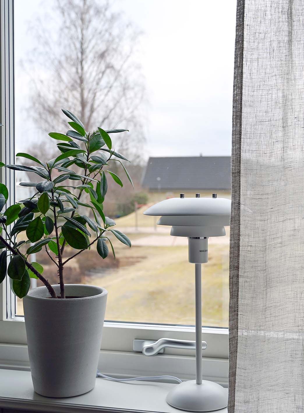 bbce66931414868c801b8a31e3b7d1a309dd7c7b_Epsilon_bordlampe_hvit_1_1.jpg