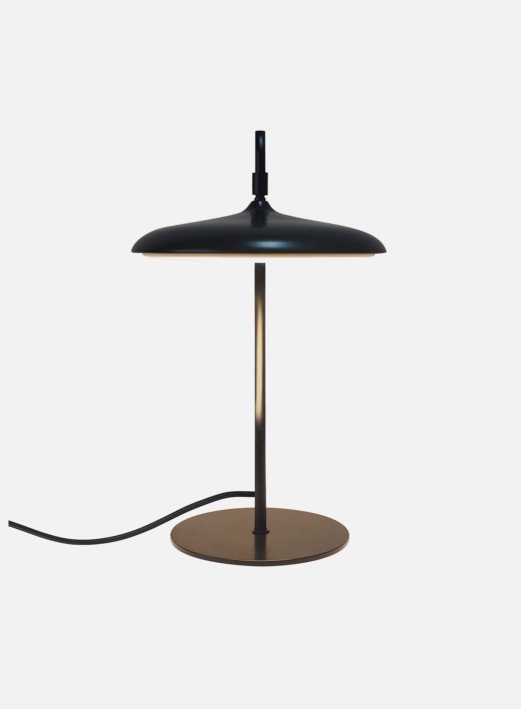 be68a568ad39466dc933f614c59155a62262eec0_Artist_bordlampe_sort_3_1.jpg