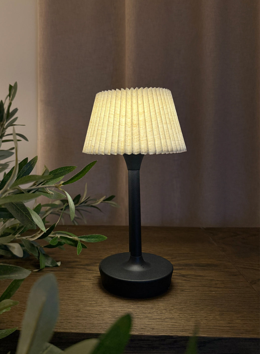 c2b44da92f3b3d535832af7856d01bfb0ee5ad2c_Skovholt_nova_bordlampe_sort_milj___2_1.jpg