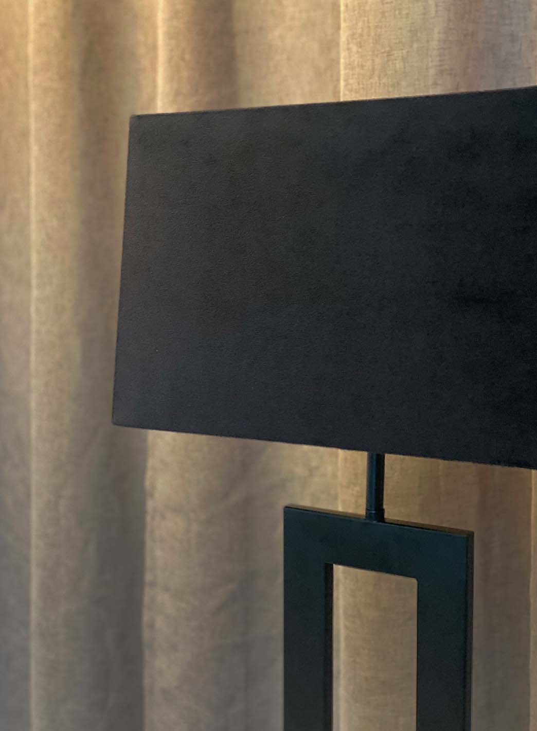 c697aabc3006bce04add64953e0301e9ee3_Skovholt_noir_bordlampe_n__rbilde_svartskjerm_1.jpg