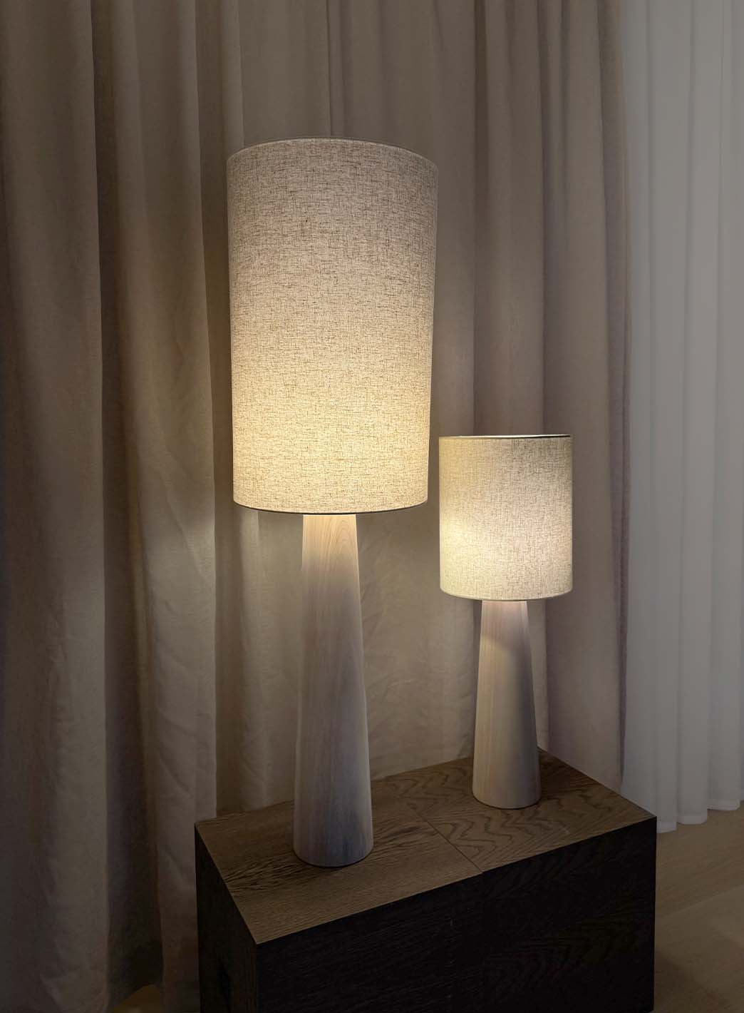 cb12e517c3037421fd0684ee59255a604b7edf7f_Linde_gulvlampe_gulbv_og_bord_1.jpg