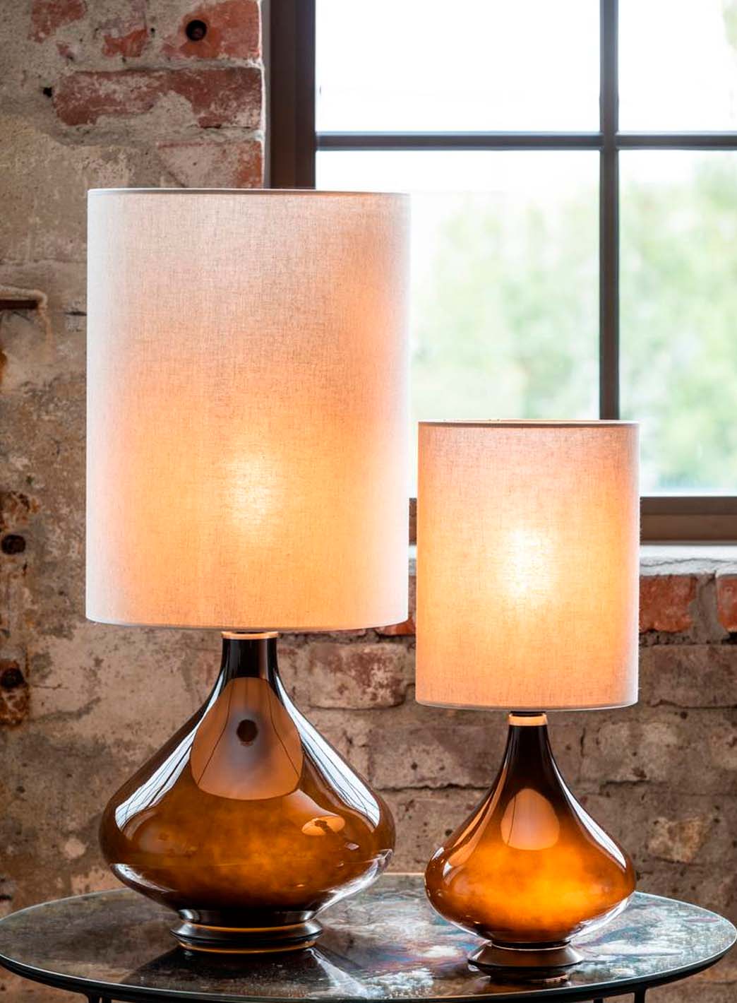 d37f55a98be6a6cfed59721da24e729ae511a387_Flavia_bordlampe_Milano_tostada_2_1.jpg