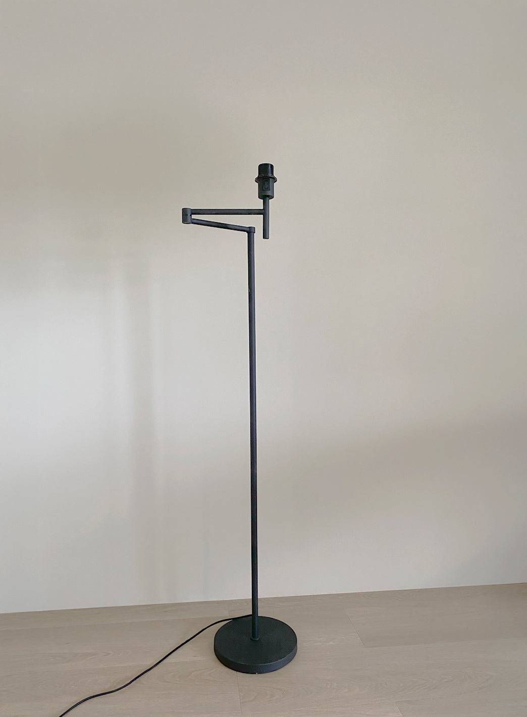 e0740493d4d13dc8ae63a6134bf8b201dfa4227b_sara_gulvlampe_m_skjerm_4_1.jpg