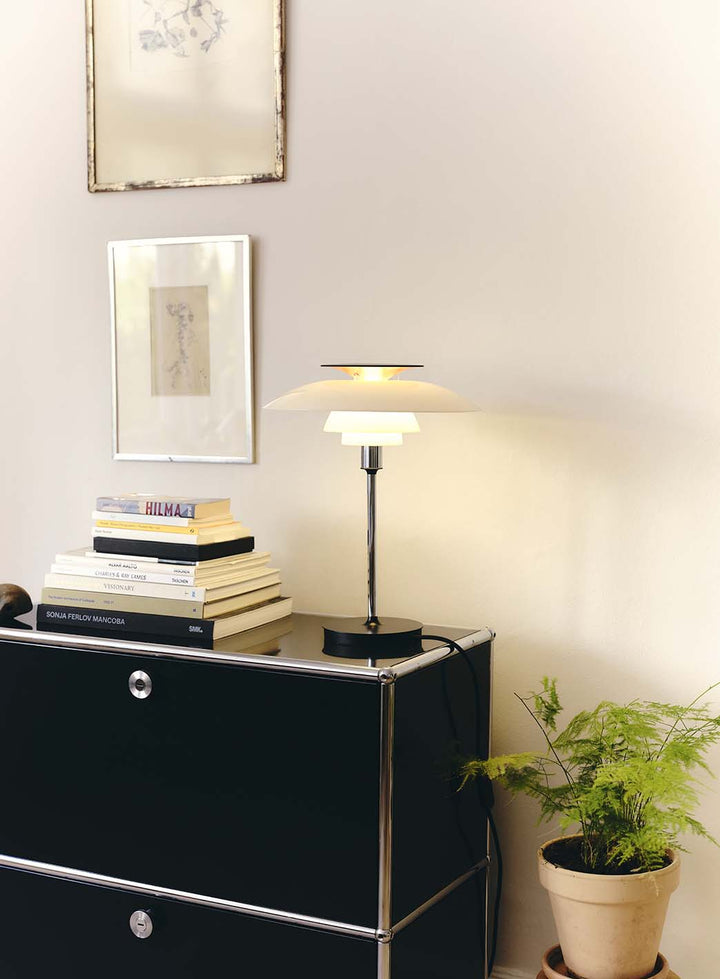 ec16db7434e18db34142b352da582395fa0e0fe4_PH80_bordlampe_LouisPoulsen_Sort_3.jpg