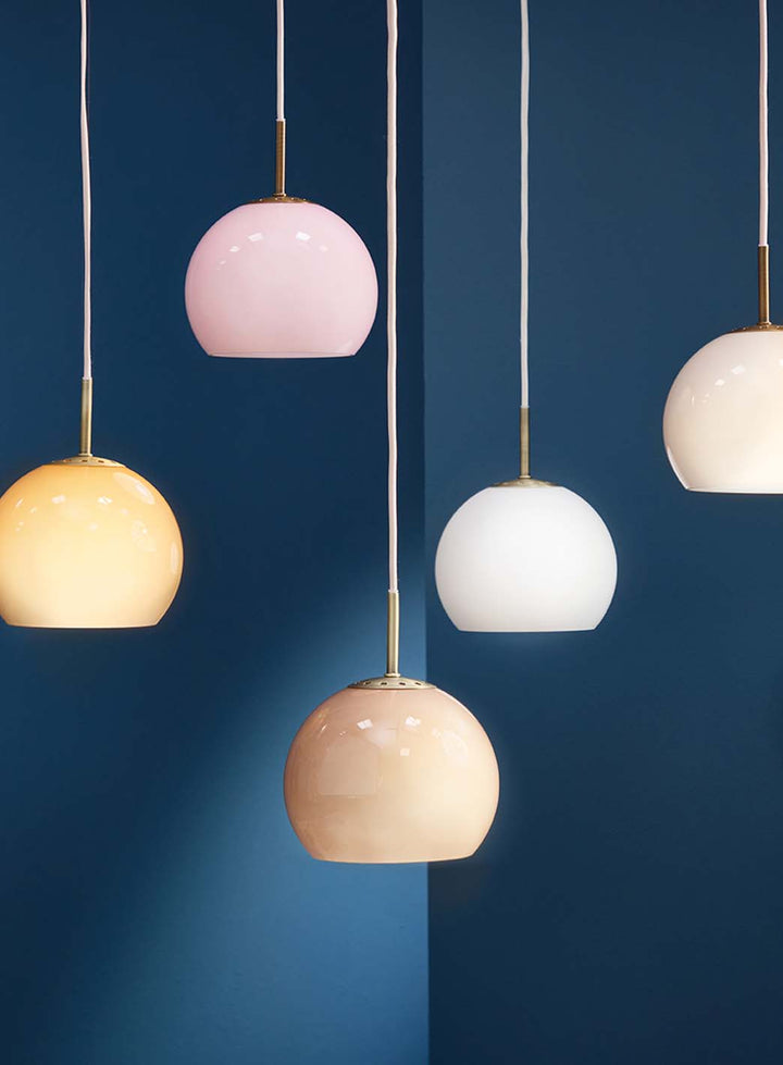 f7642a6a12da3472bf97b48bec138bd6b5fb1245_Ball_Glass_taklampe_allefarger_frandsen.jpg