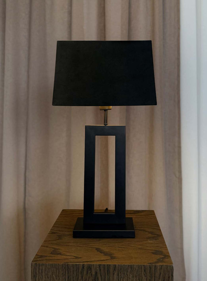 f786500ede68481fab09242b31a0d1485e_Skovholt_noir_bordlampe_med_svartskjerm_lysp___1.jpg