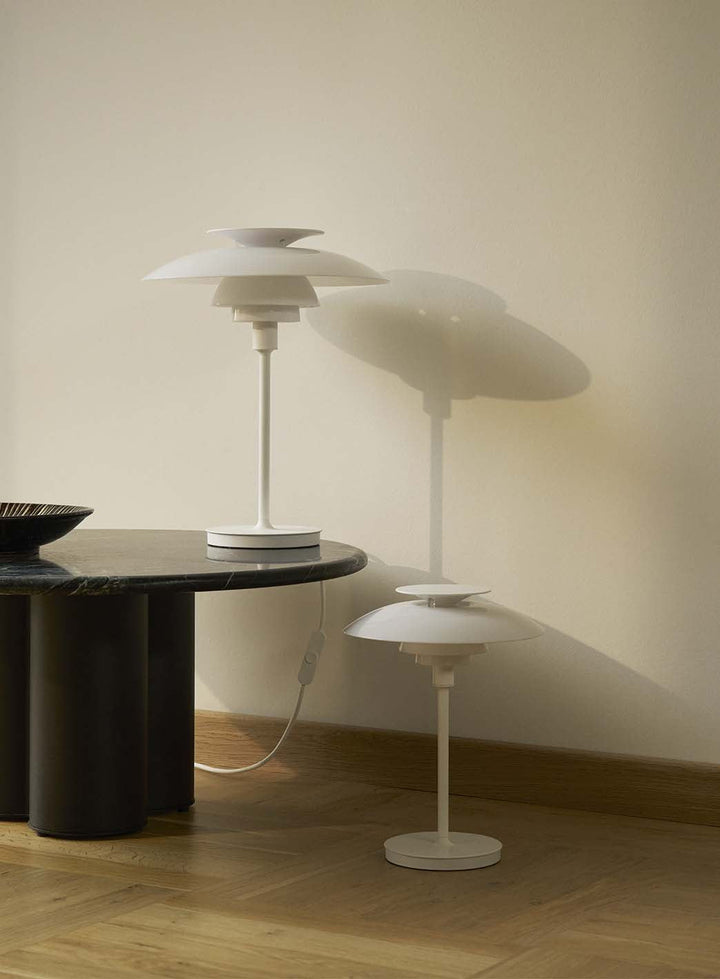 fbde15923b289e35b1b4520c9c64ed1995a4327e_PH80_bordlampe_LouisPoulsen_Hvit_8_1.jpg