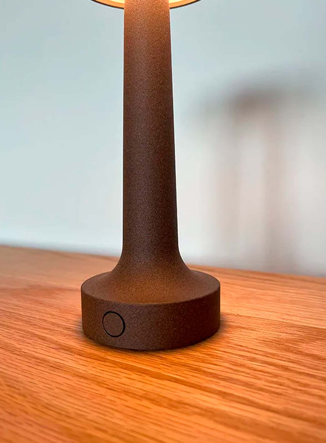 fe617cc7efed5a77d55d30b7f828ff41291d13c7_Buddy_bordlampe_antidark_coffee_5_1.jpg