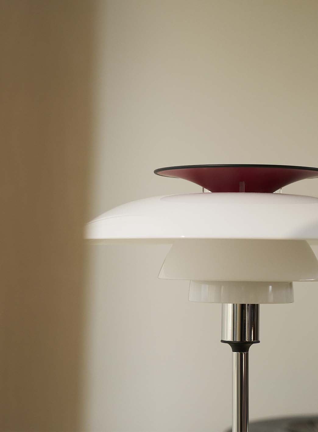 ff7e9b4ed0c98462f970567f8602fd1ceaeadb27_PH80_bordlampe_LouisPoulsen_Sort_5.jpg
