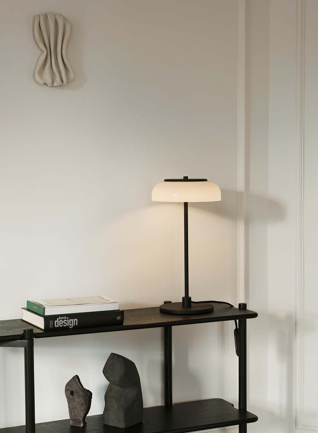 ffe1b69e538cf34b222549e02472486efa529eed_Blossi_bordlampe_sort_opal_1.jpg