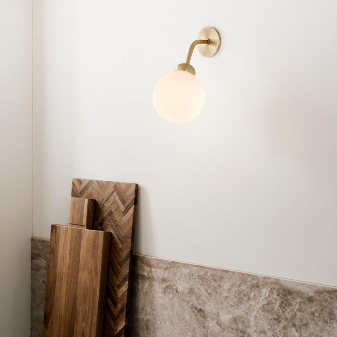 s-files-1-0950-7622-1112-files-Nuura-Apiales-vegglampe-messingOpal-Vegglamper-Nuura-Nua_2055001-1