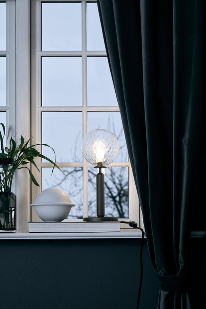 s-files-1-0950-7622-1112-files-Nuura-Miira-bordlampe-svart-optikk-Bordlamper-Nuura-Nua_2038001-1
