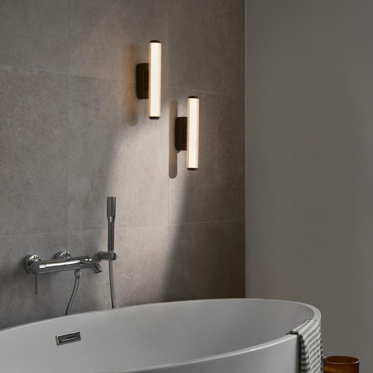 s-files-1-0950-7622-1112-files-Virelle-32-cm-vegglampe-8W-30004000-Kelvin-IP44-Dimbar-Baderomsbelysning-vegglamper-Nordlux-2610221003-1