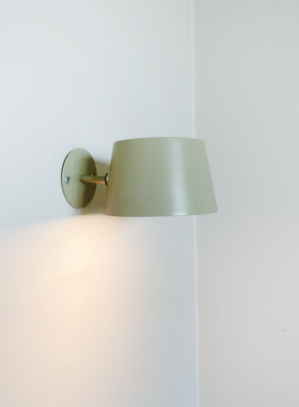 s-files-1-0950-7622-1112-files-recharge_dusty_green_vegglampe_paa