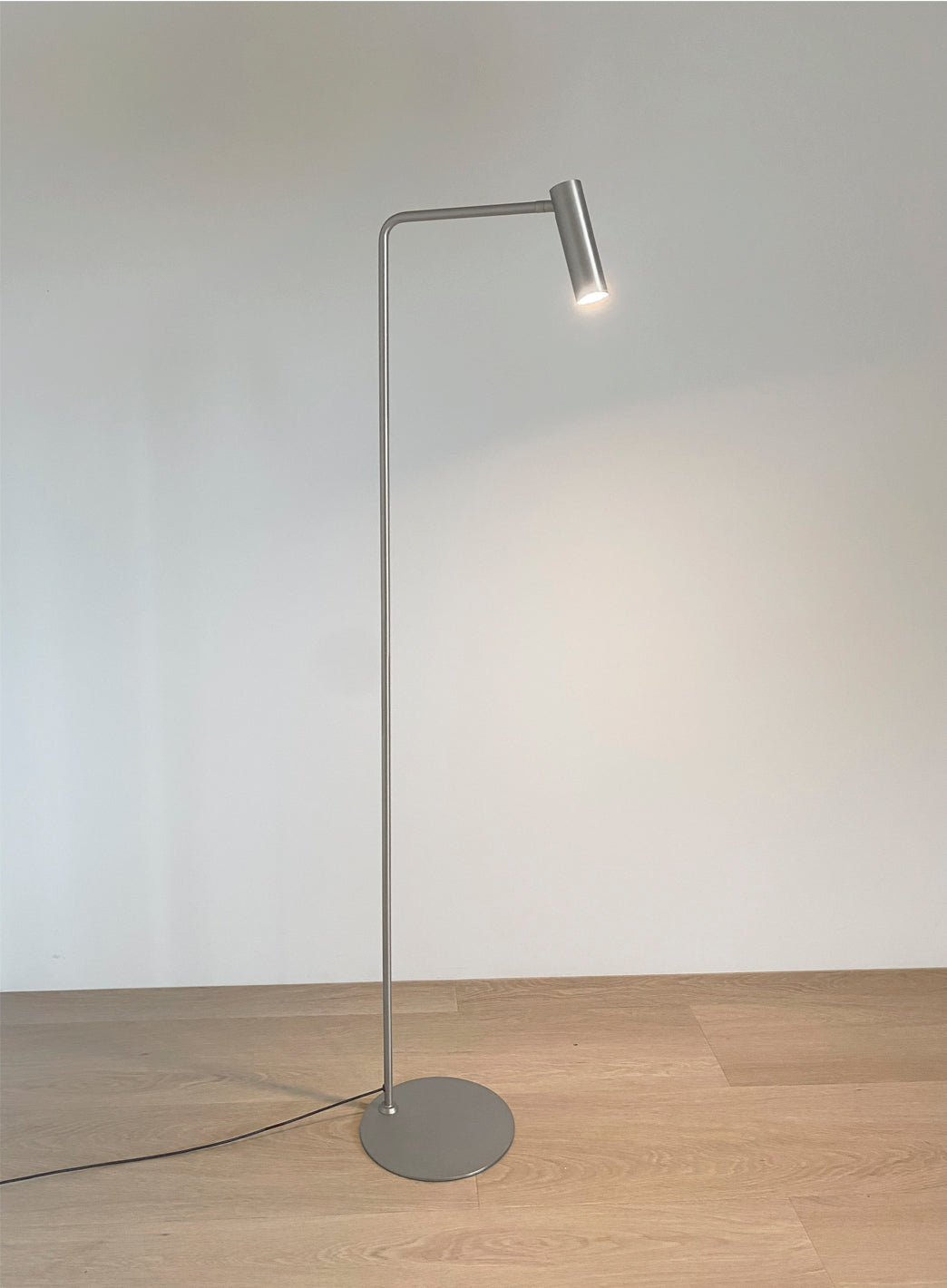 Slim gulvlampe