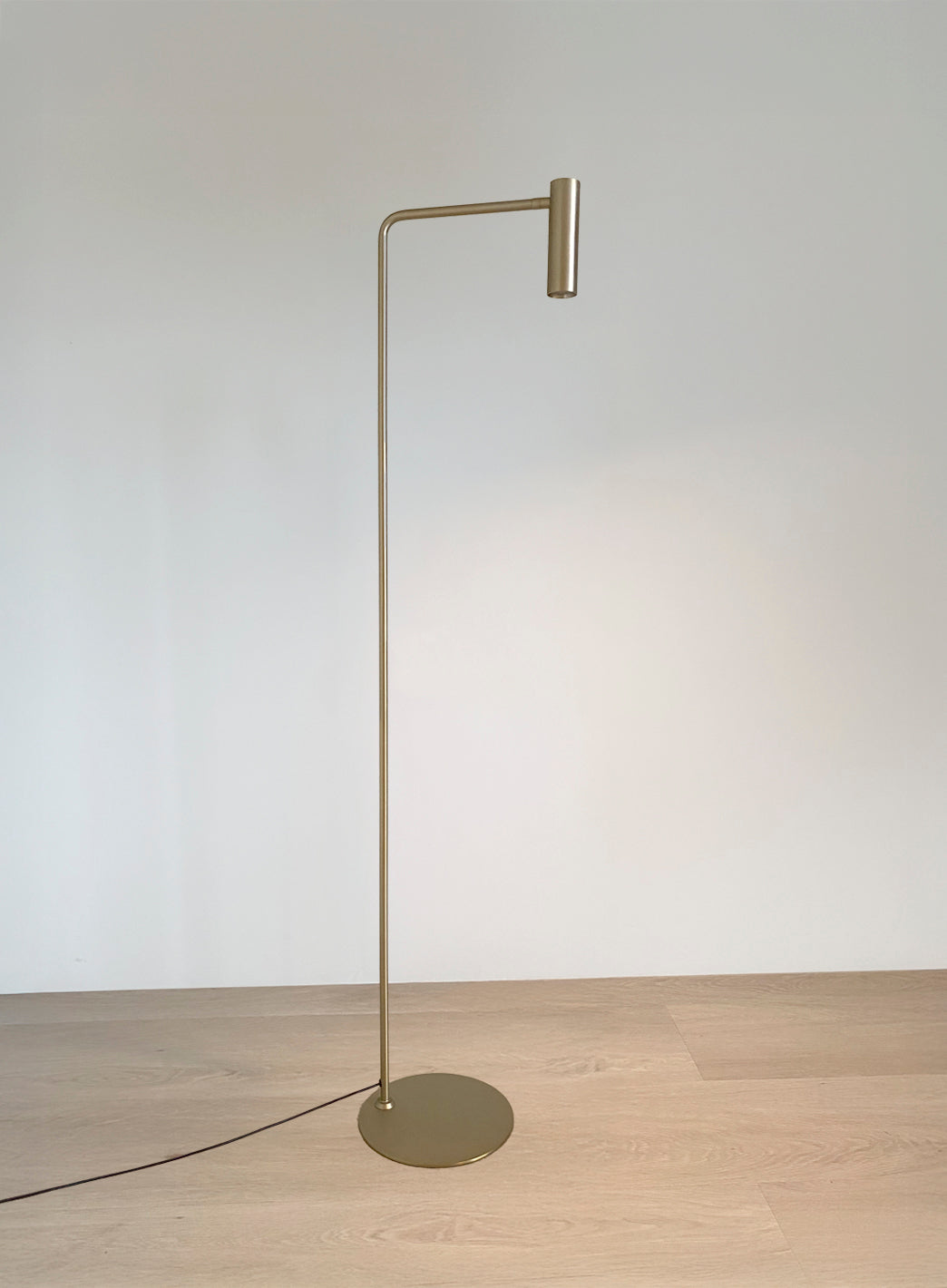 Slim gulvlampe