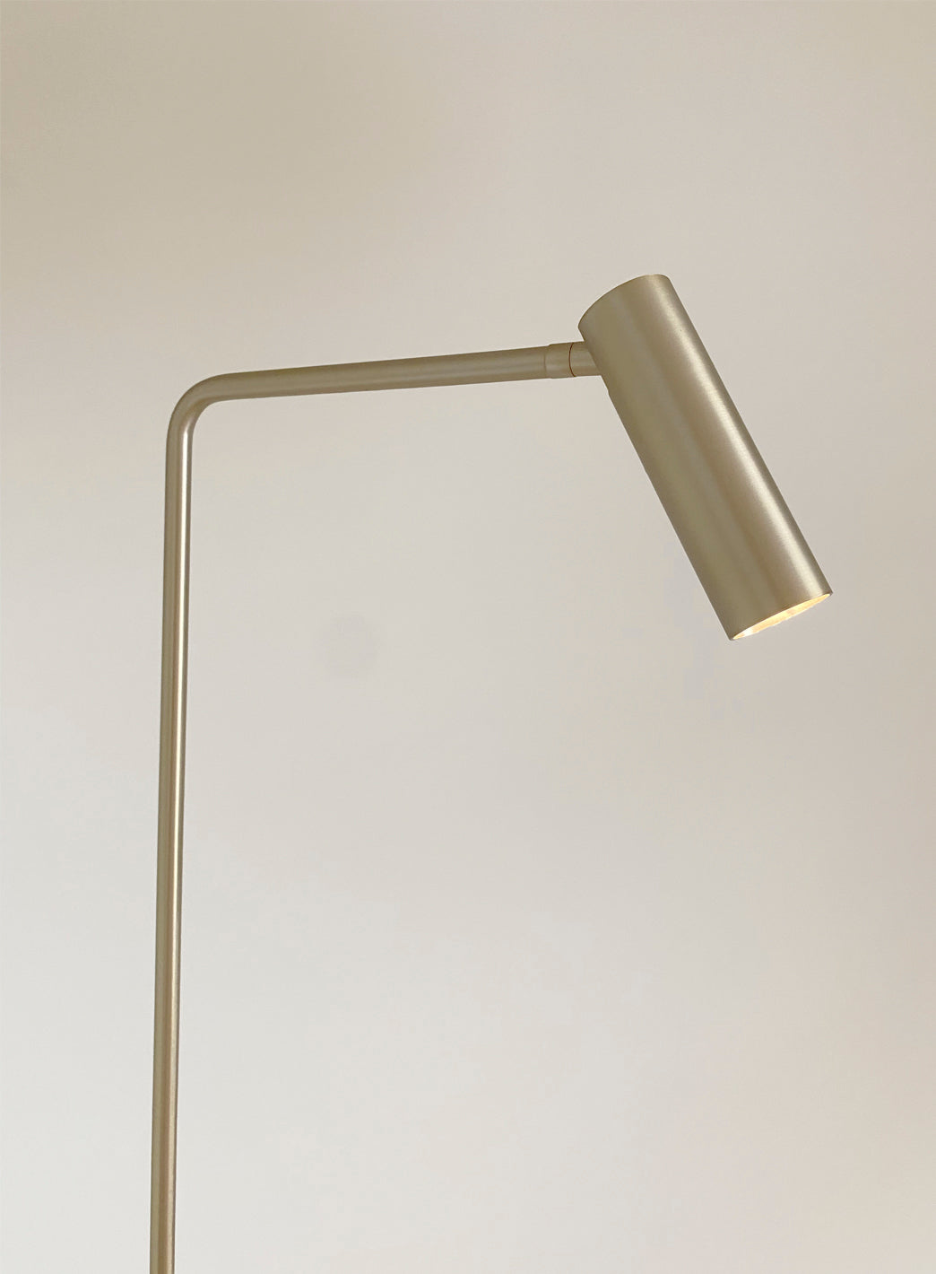 Slim gulvlampe